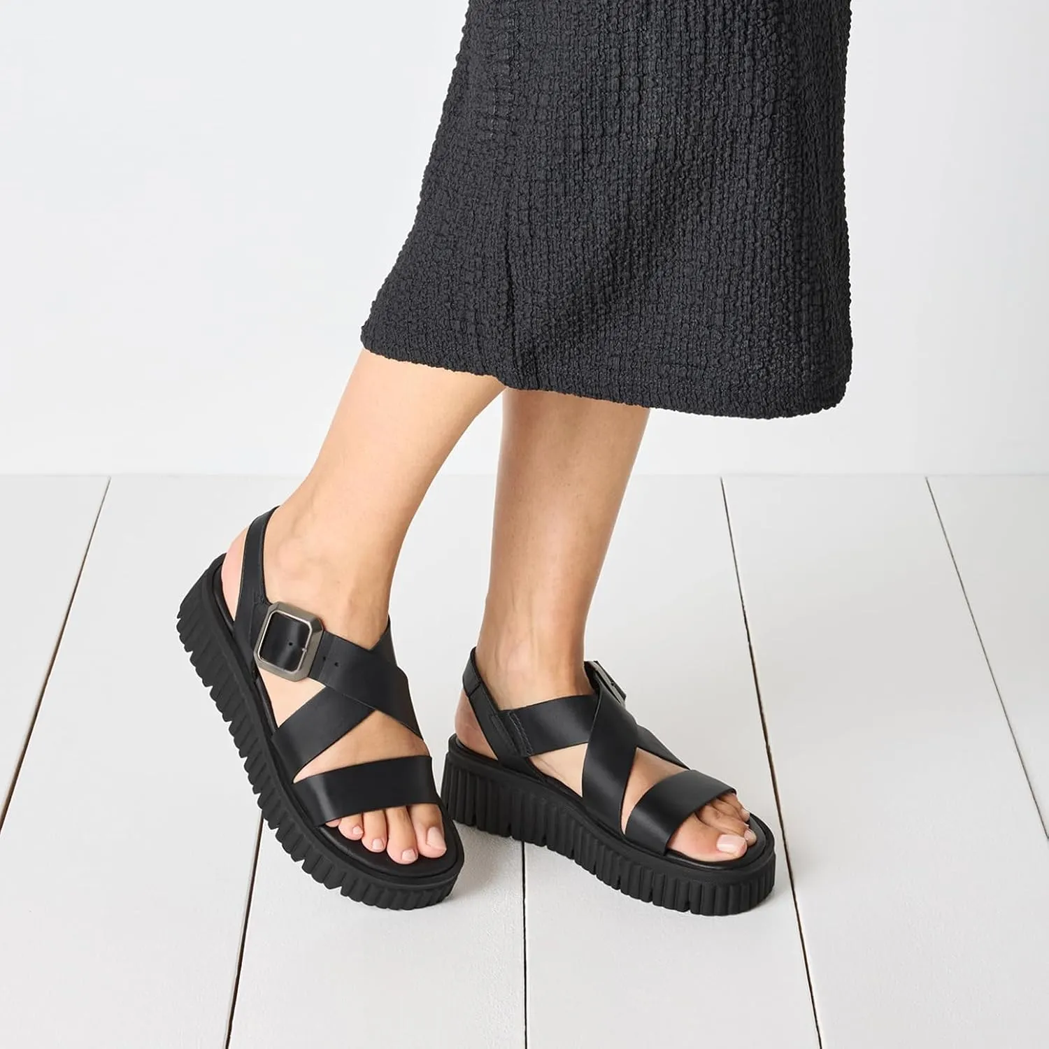 Tamaris Women's Wedge/Flat Sand Sandal