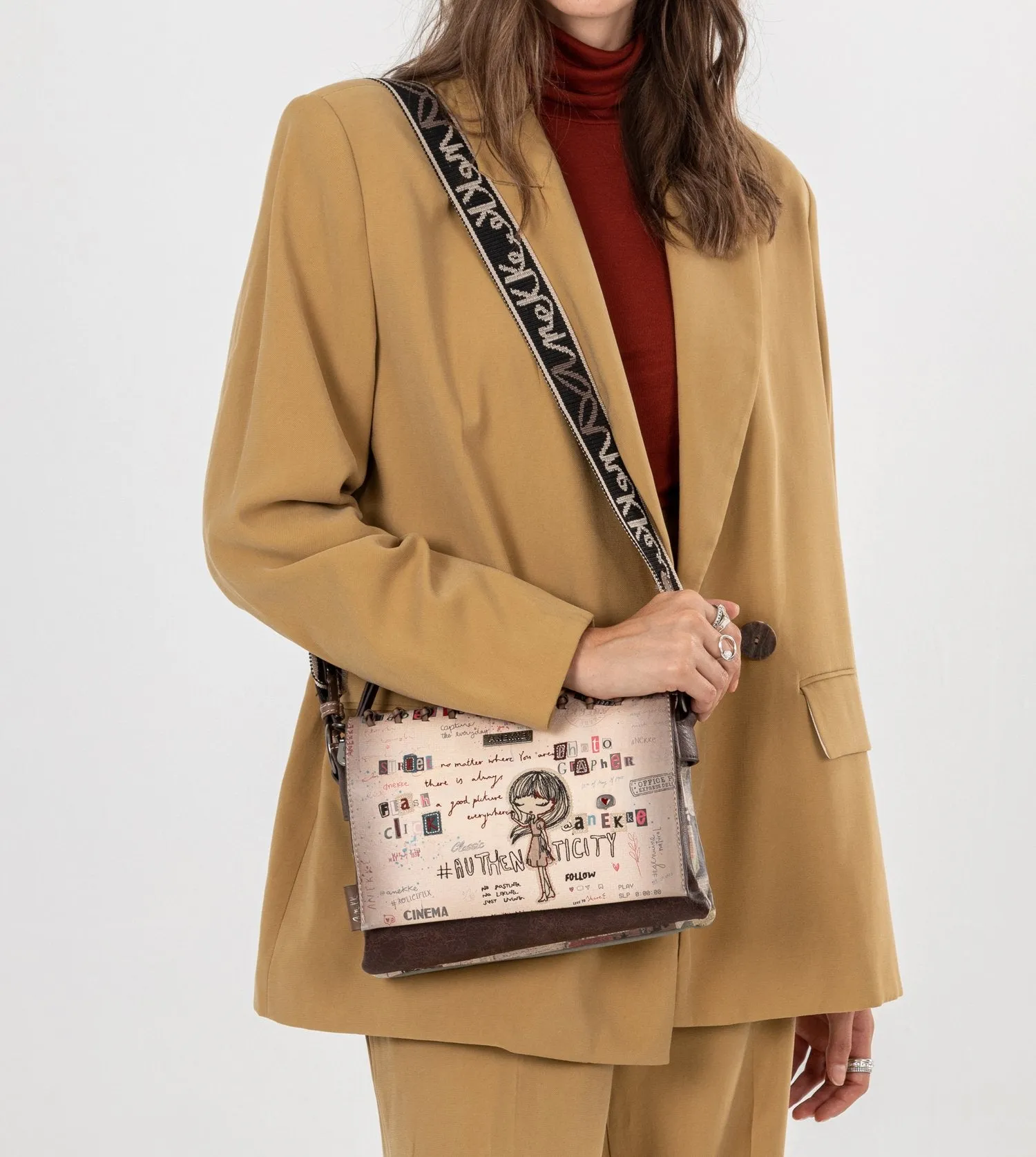 Voice-controlled crossbody bag with a Authenticity International delivery flap